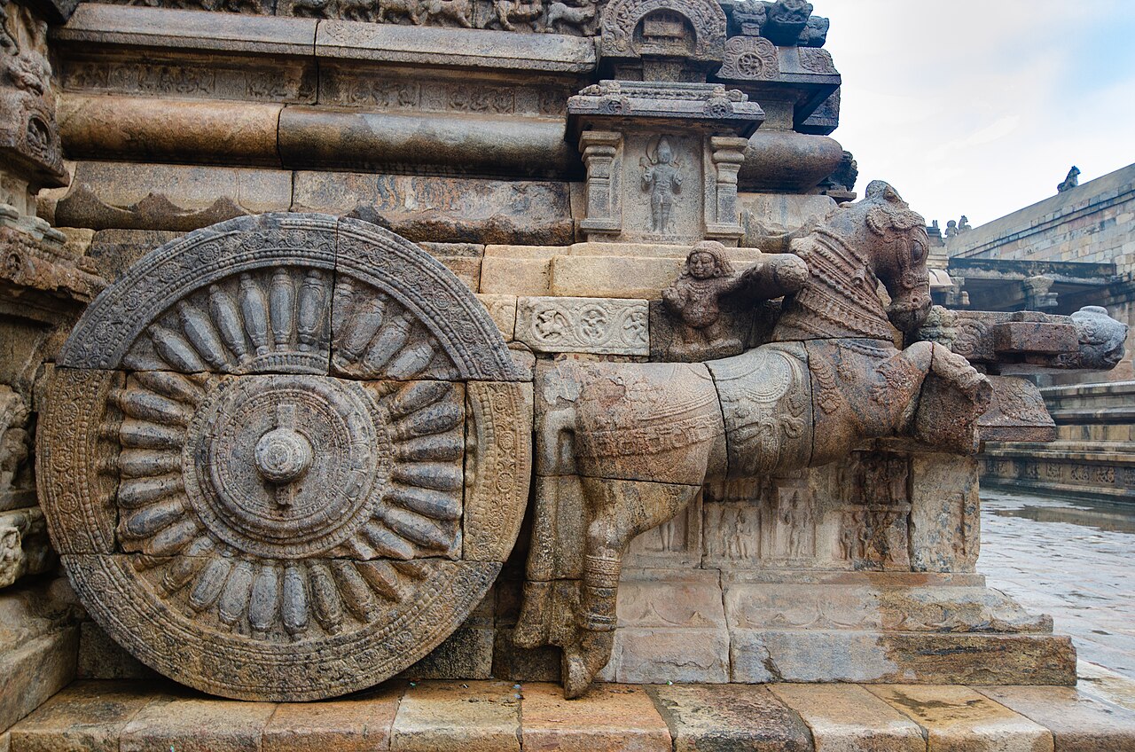 A carved stone chariot wheel on the Rajagambhiran tirumandapam of the Airavatesvara Temple, its spokes and hub complete