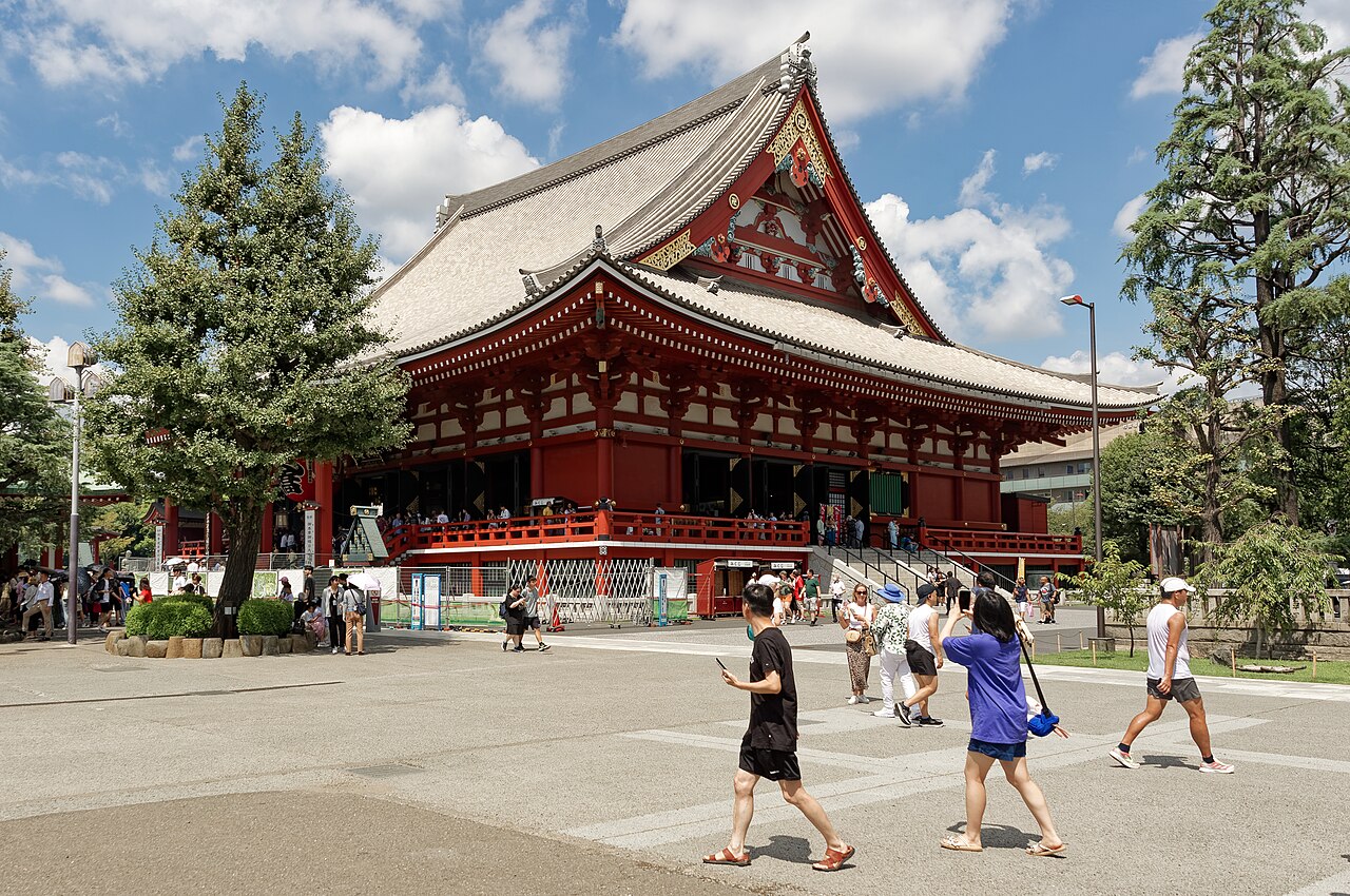 The Kannon-dō main hall of Sensō-ji, rebuilt in 1958, with worshippers on its broad steps