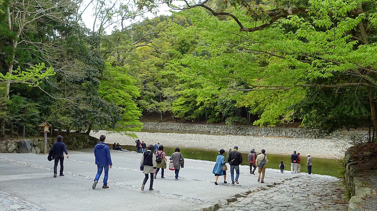 Pilgrims descending to the Isuzu River at the Naiku to purify their hands