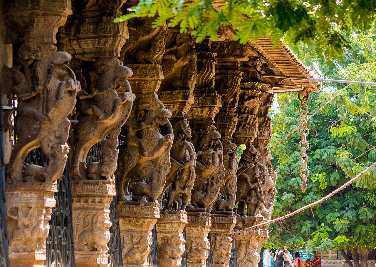Monolithic stone chain carved from a single block, hanging in the hundred-pillared hall of Varadharaja Perumal Temple
