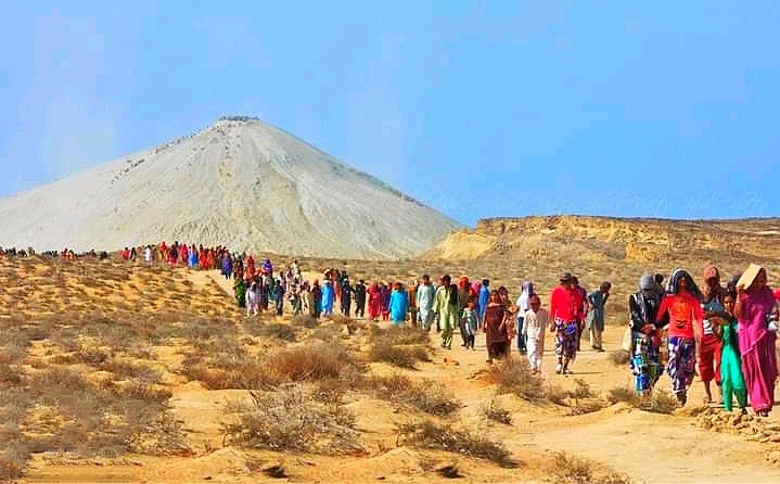 Devotees crossing the desert past Baba Chandragup on their way To Maa Hinglaj