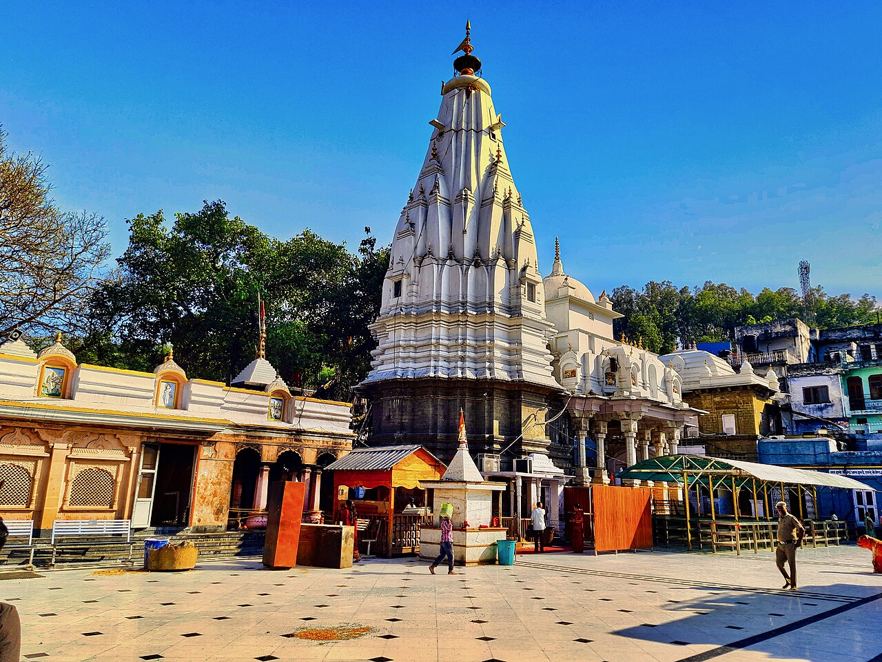 The fort-walled courtyard of Maa Bajreshwari's Temple at Kangra